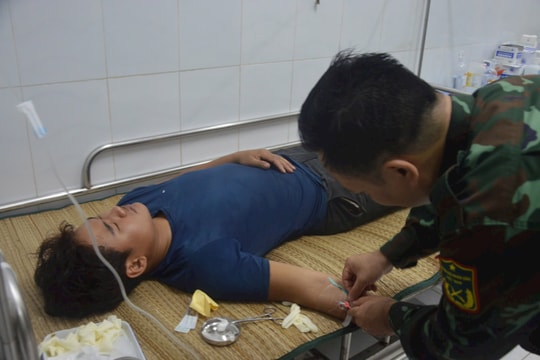 Cấp cứu ngư dân ngộ độc cá hồng Đảo Song Tử Tây