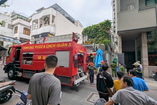 Cháy nhà trung tâm TP.HCM, bé trai may mắn thoát nạn