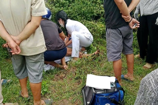 Chọc ghẹo trâu, 2 người đàn ông bị húc phải nhập viện