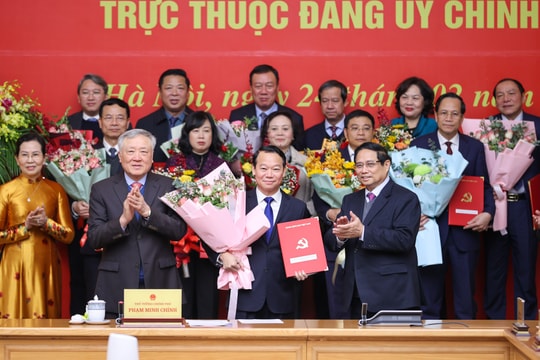 Thủ tướng trao Quyết định thành lập 15 đảng bộ trực thuộc Đảng uỷ Chính phủ