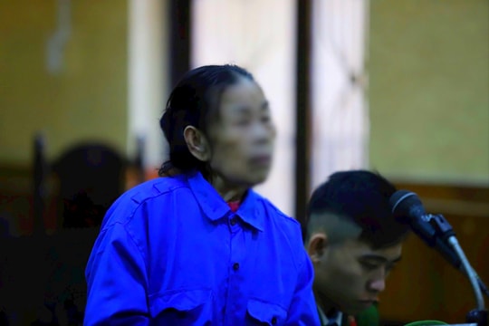 Bà lão 75 tuổi lĩnh án vì cầm búa đánh bạn, cướp tài sản