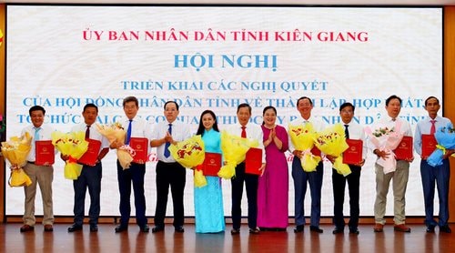 UBND tỉnh Kiên Giang công bố các quyết định về sắp xếp bộ máy