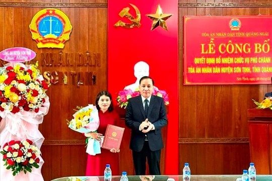 Trao quyết định bổ nhiệm Phó Chánh án TAND huyện Sơn Tịnh