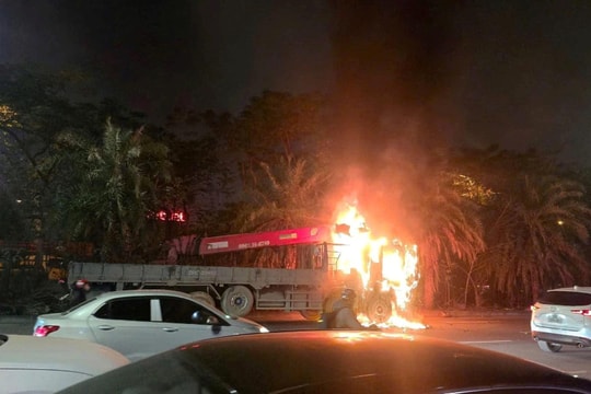 Ô tô bốc cháy ngùn ngụt tại đường gom Đại lộ Thăng Long