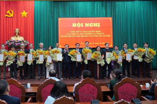 Kon Tum: Công bố và trao Quyết định về sắp xếp tổ chức bộ máy và công tác cán bộ