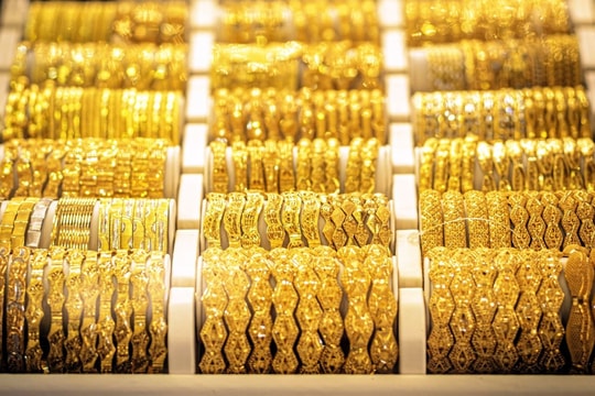 Giá vàng hôm nay 26/2: Tiếp tục tăng lên mức cao kỷ lục