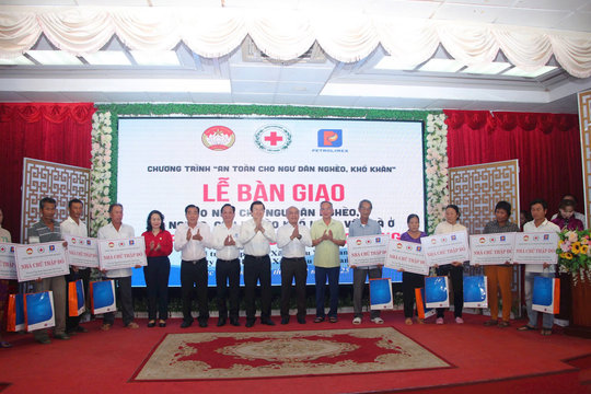 Tặng 100 căn nhà cho người dân có hoàn cảnh khó khăn