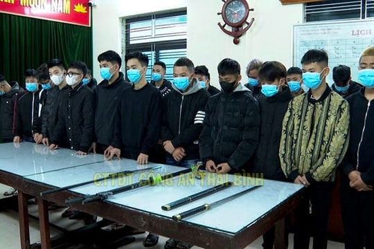 Bắt 3 nhóm thanh niên mang hung khí diễu phố