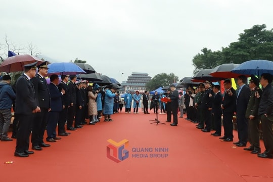 Thông quan xuất nhập cảnh qua cặp cửa khẩu Hoành Mô - Động Trung