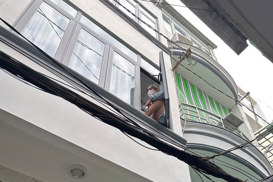 10 cảnh sát cứu người phụ nữ có ý định nhảy lầu