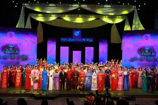 Ra mắt áo dài biểu trưng của Phụ nữ Việt Nam với biểu tượng vượt thời gian