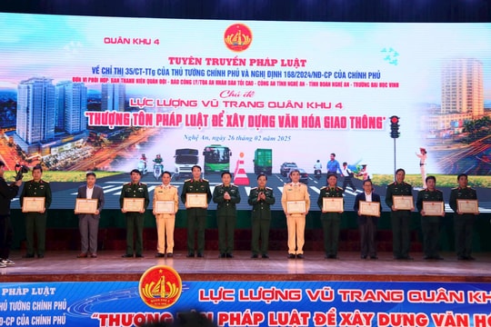 Báo Công lý phối hợp với Quân khu 4 tổ chức tuyên truyền pháp luật về an toàn giao thông