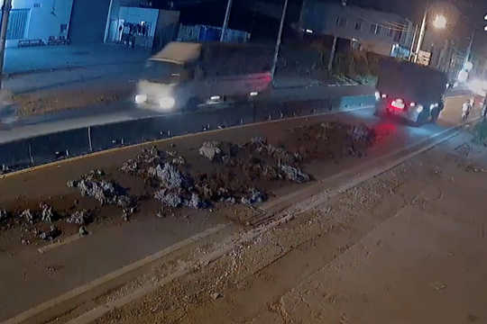 Hàng tấn bùn đất trên xe ben rơi xuống đường, loạt xe máy trượt ngã