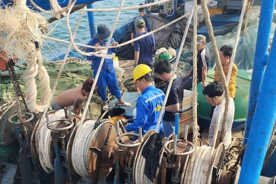 Hải quân đảo Trường Sa sửa chữa tàu cá ngư dân gặp sự cố trên biển