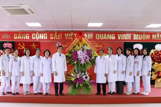 Thủ tướng Chính phủ tặng hoa chúc mừng Bệnh viện Việt Nam – Thụy Điển Uông Bí