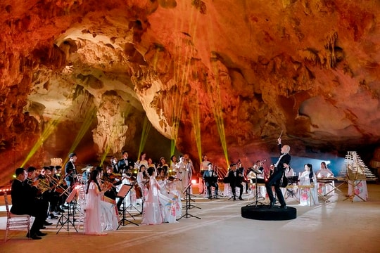 Nhạc trưởng Đồng Quang Vinh lần đầu trình diễn trong hang động