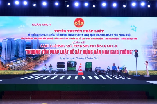 Báo Công lý phối hợp với Quân khu 4 tổ chức tuyên truyền pháp luật về an toàn giao thông