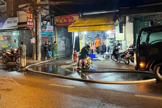 Cháy nhà dữ dội trên đường Phạm Hữu Lầu, quận 7