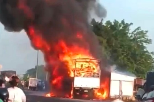 Xe tải bốc cháy trên Quốc lộ 91B