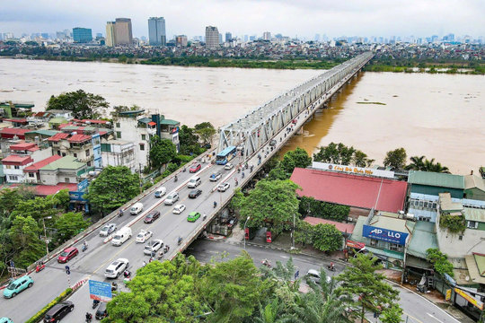 Hà Nội: Một số ô tô được cấp phù hiệu có thể di chuyển qua cầu Chương Dương