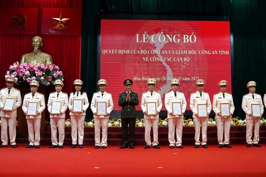 Công an Hòa Bình sắp xếp, điều động cán bộ sau khi giải thể Công an cấp huyện