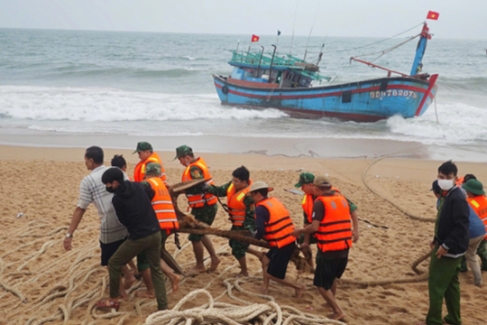 Phú Yên: Cứu nạn 11 ngư dân trên tàu cá bị trôi dạt vào bờ an toàn