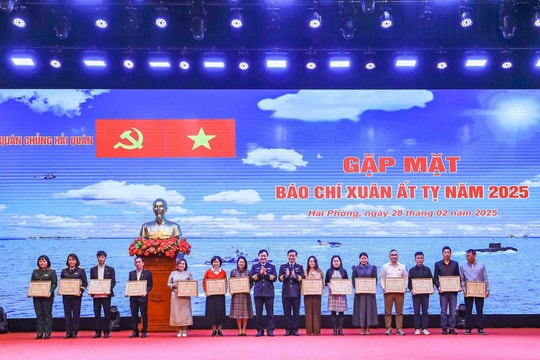 Phóng viên Báo Công lý được nhận Bằng khen của Quân chủng Hải quân