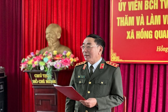 Thượng tướng Trần Quốc Tỏ thăm và làm việc tại Công an xã Hồng Quang