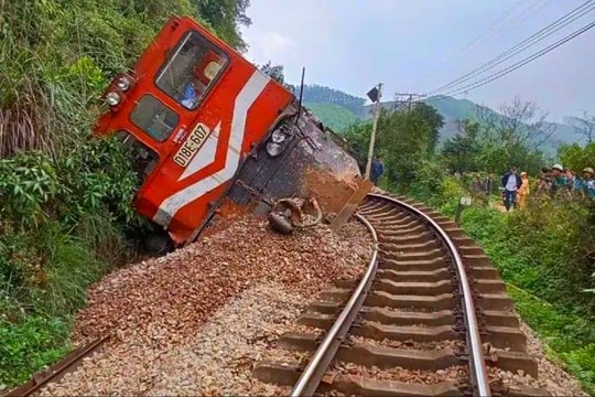 Va chạm xe tải khiến nhiều toa tàu lật nghiêng