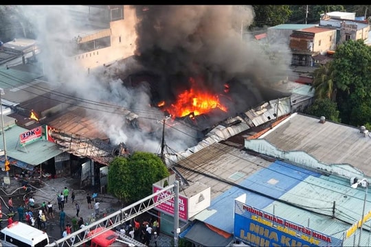 Cháy lớn gần ngã tư Bình Phước (TP.HCM), hàng chục xe chữa cháy đến hiện trường