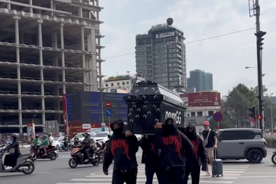 Sự thật về nhóm người khiêng quan tài 'dạo phố' ở TP.HCM