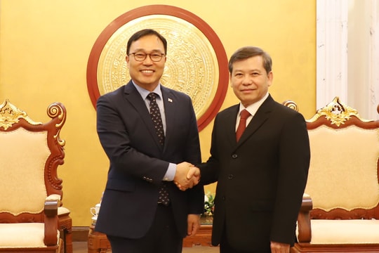 Chánh án Tòa án nhân dân tối cao Lê Minh Trí tiếp Đại sứ Hàn Quốc Choi Young Sam