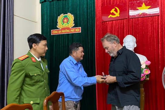 Trao trả tài sản đánh rơi cho du khách nước ngoài