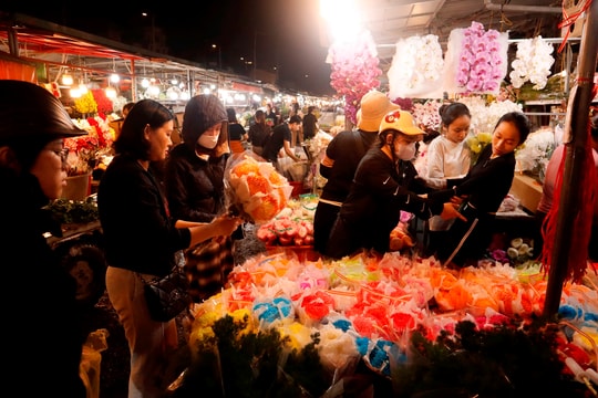 Chợ hoa Quảng Bá nhộn nhịp về đêm trước dịp 8/3