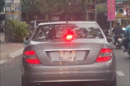 Làm rõ vụ ô tô biển trắng bật đèn giống xe ưu tiên ở TP.HCM
