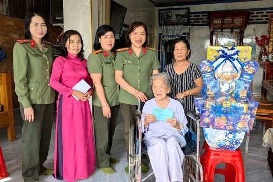 Thăm, tặng quà các Mẹ Việt Nam Anh hùng