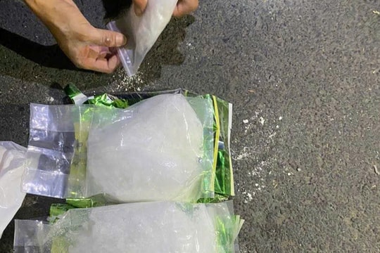 Bắt đối tượng vận chuyển 2,4kg ma túy đá