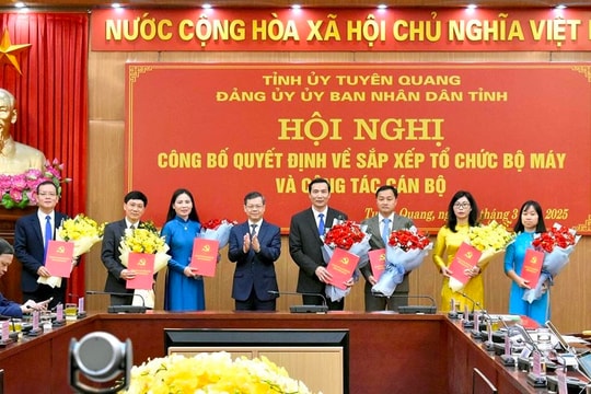 Đảng ủy UBND tỉnh Tuyên Quang công bố các quyết định về sắp xếp tổ chức bộ máy và công tác cán bộ