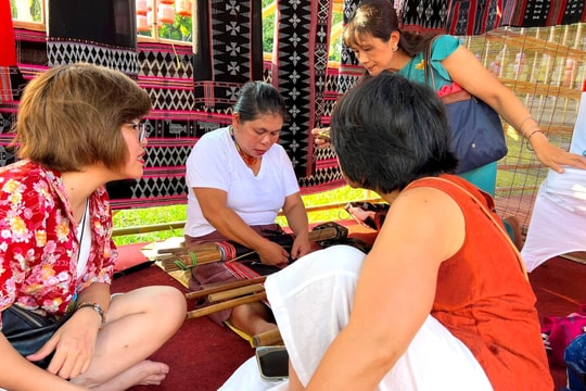 Giữ gìn di sản văn hóa nghề dệt Dèng của người Tà Ôi