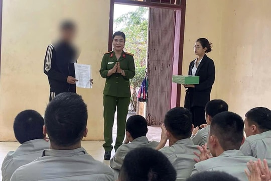 Trao giấy chứng nhận chấp hành xong quyết định cai nghiện bắt buộc