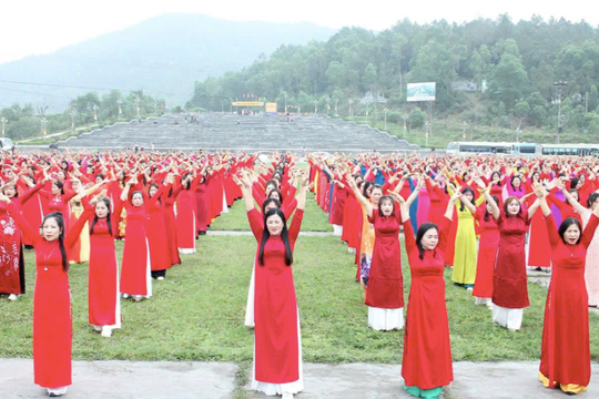 Đồng diễn dân vũ, diễu hành áo dài chào mừng 115 năm ngày Quốc tế Phụ nữ