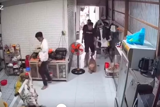 Diễn biến mới vụ cô gái bị đánh bất ngờ khi đang nấu ăn