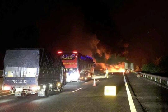 Xe đầu kéo bị thiêu rụi trên cao tốc