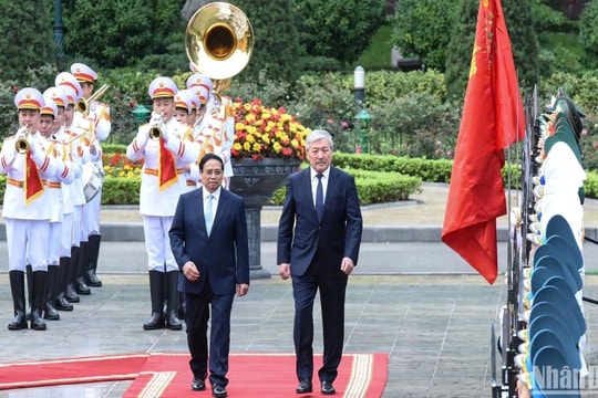 Lễ đón Thủ tướng Kyrgyzstan Adylbek Kasimalyev