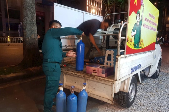 Đột kích phố Bùi Viện, Công an thu giữ hàng chục bình "khí cười"