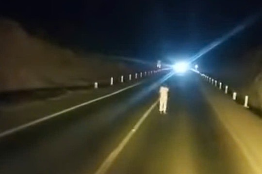 Thông tin về người phụ nữ mặc đồ trắng đi bộ trên cao tốc Cam Lộ - La Sơn