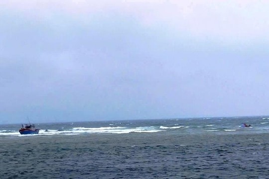 Thuyền trưởng mất tích, 7 ngư dân may mắn thoát chết trên biển