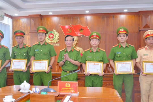 Khen thưởng các cá nhân triệt phá vụ vận chuyển trái phép chất ma túy