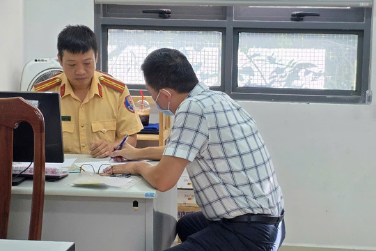Tài xế xe biển trắng bật đèn giống đèn ưu tiên bị xử phạt