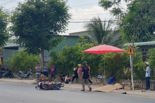 Bình Dương: Xe máy lao lên vỉa hè, 4 người thương vong